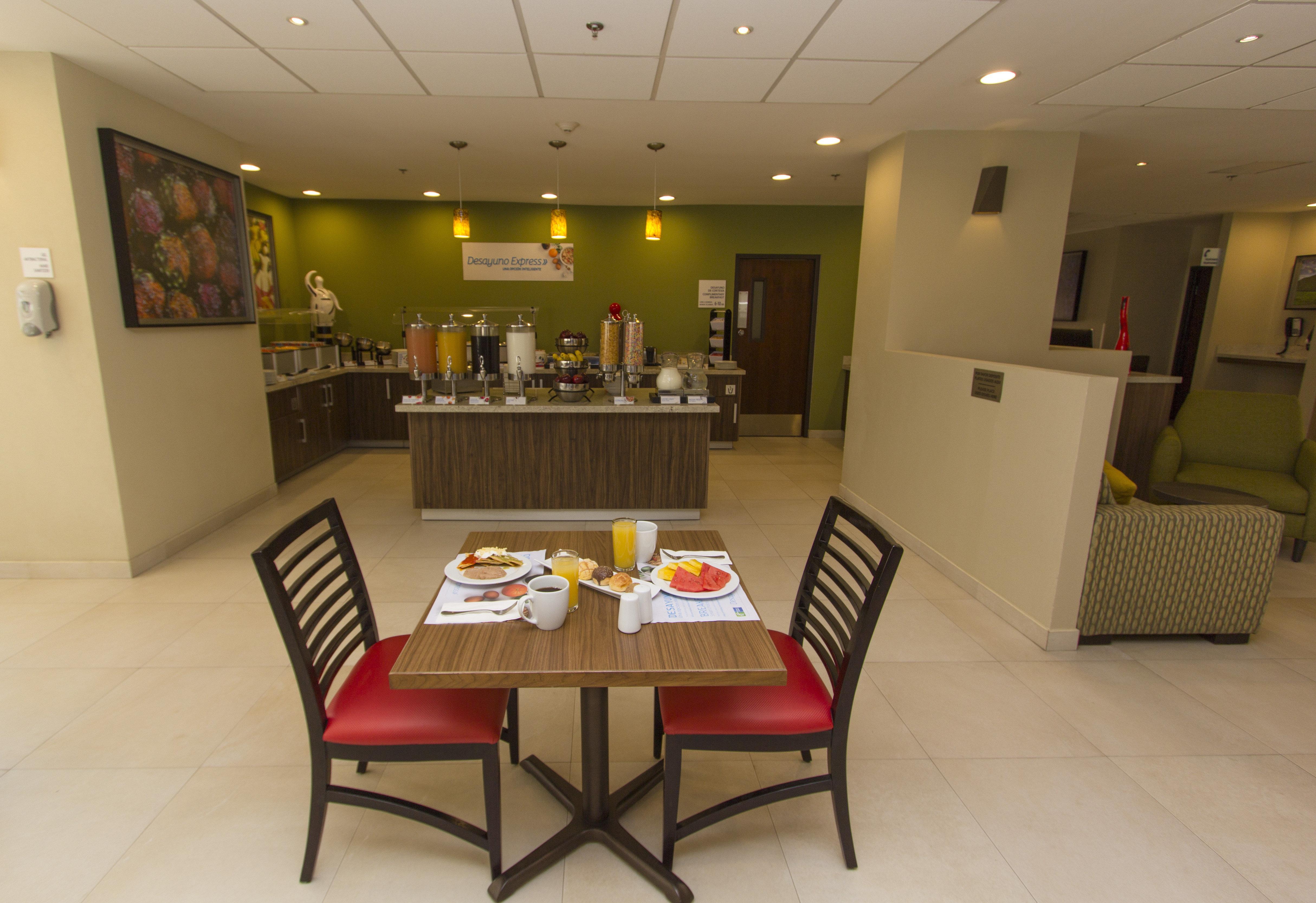 Holiday Inn Express Guadalajara Aeropuerto By Ihg Las Pintas ภายนอก รูปภาพ