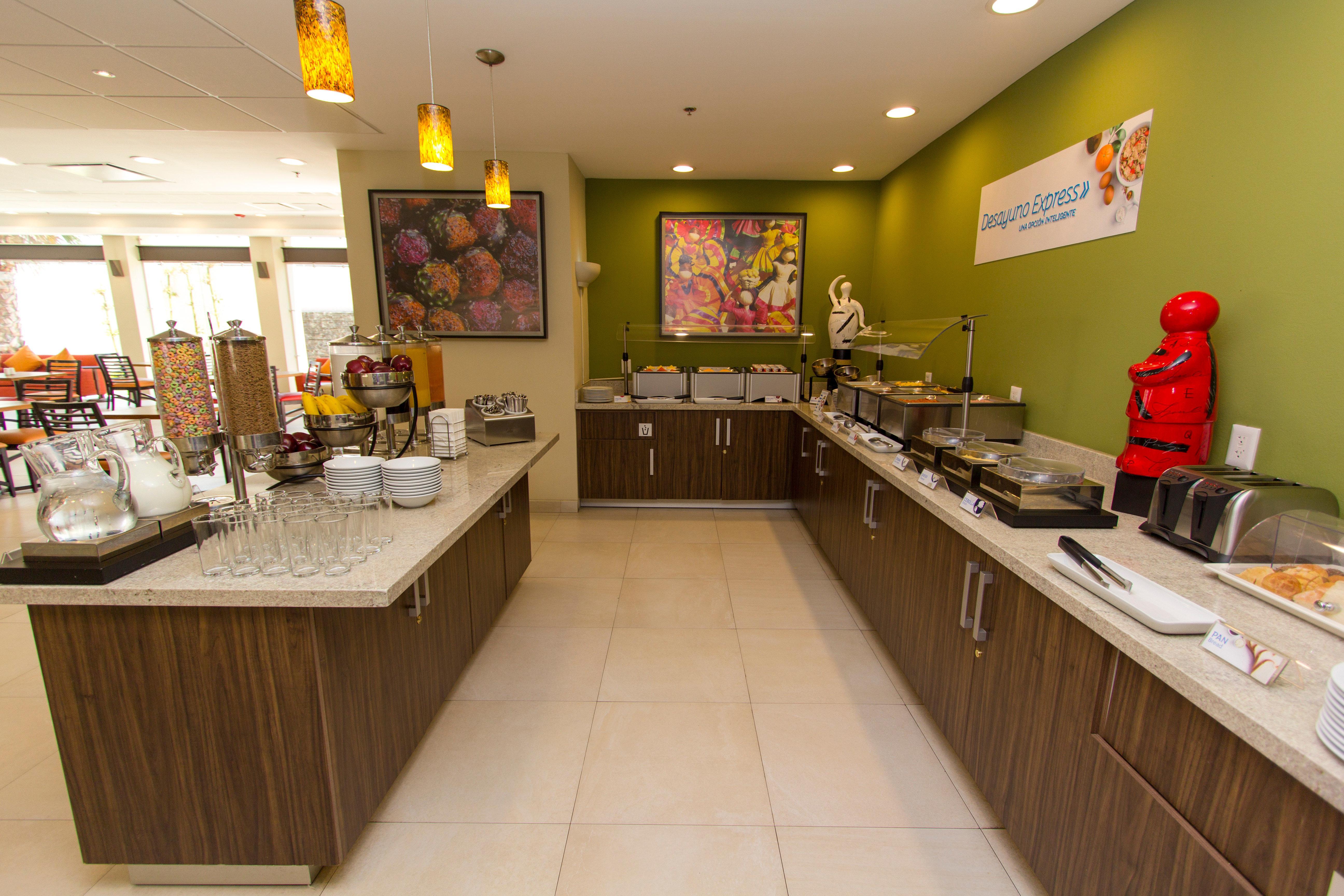 Holiday Inn Express Guadalajara Aeropuerto By Ihg Las Pintas ภายนอก รูปภาพ