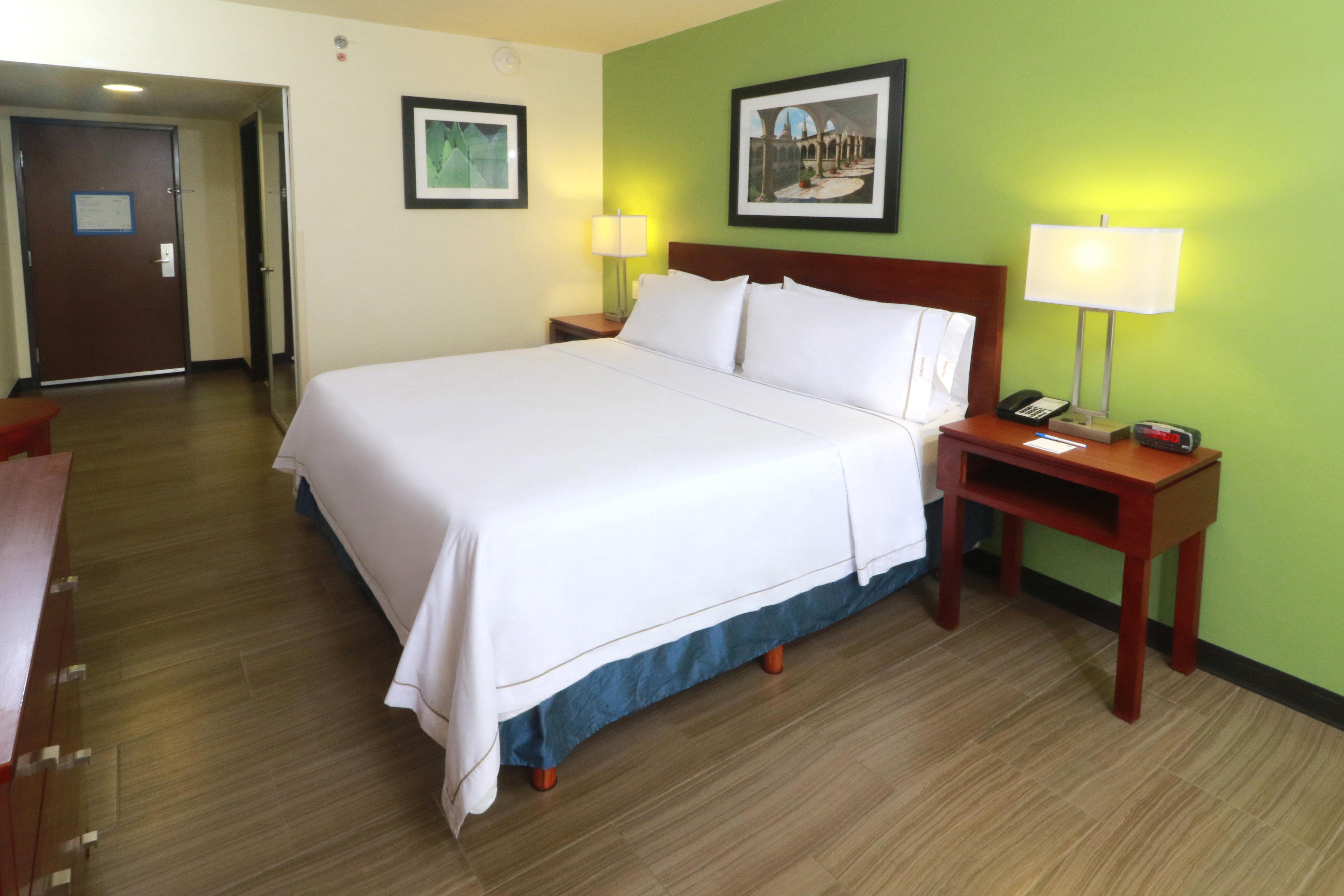 Holiday Inn Express Guadalajara Aeropuerto By Ihg Las Pintas ภายนอก รูปภาพ