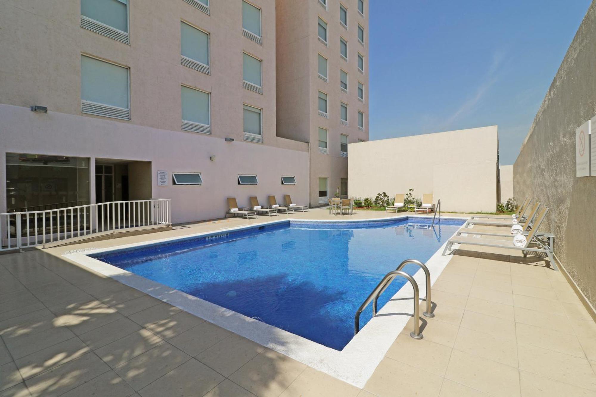 Holiday Inn Express Guadalajara Aeropuerto By Ihg Las Pintas ภายนอก รูปภาพ