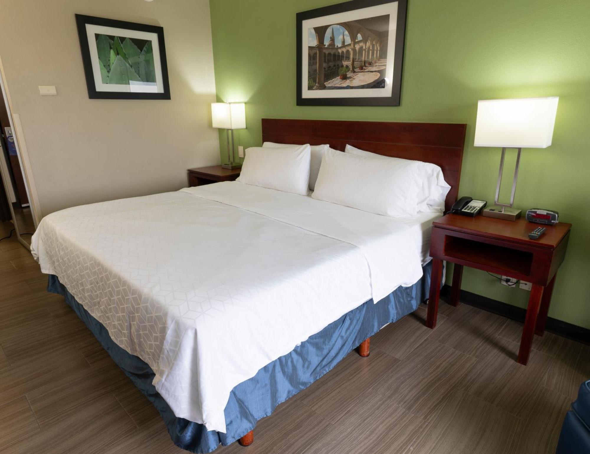 Holiday Inn Express Guadalajara Aeropuerto By Ihg Las Pintas ภายนอก รูปภาพ