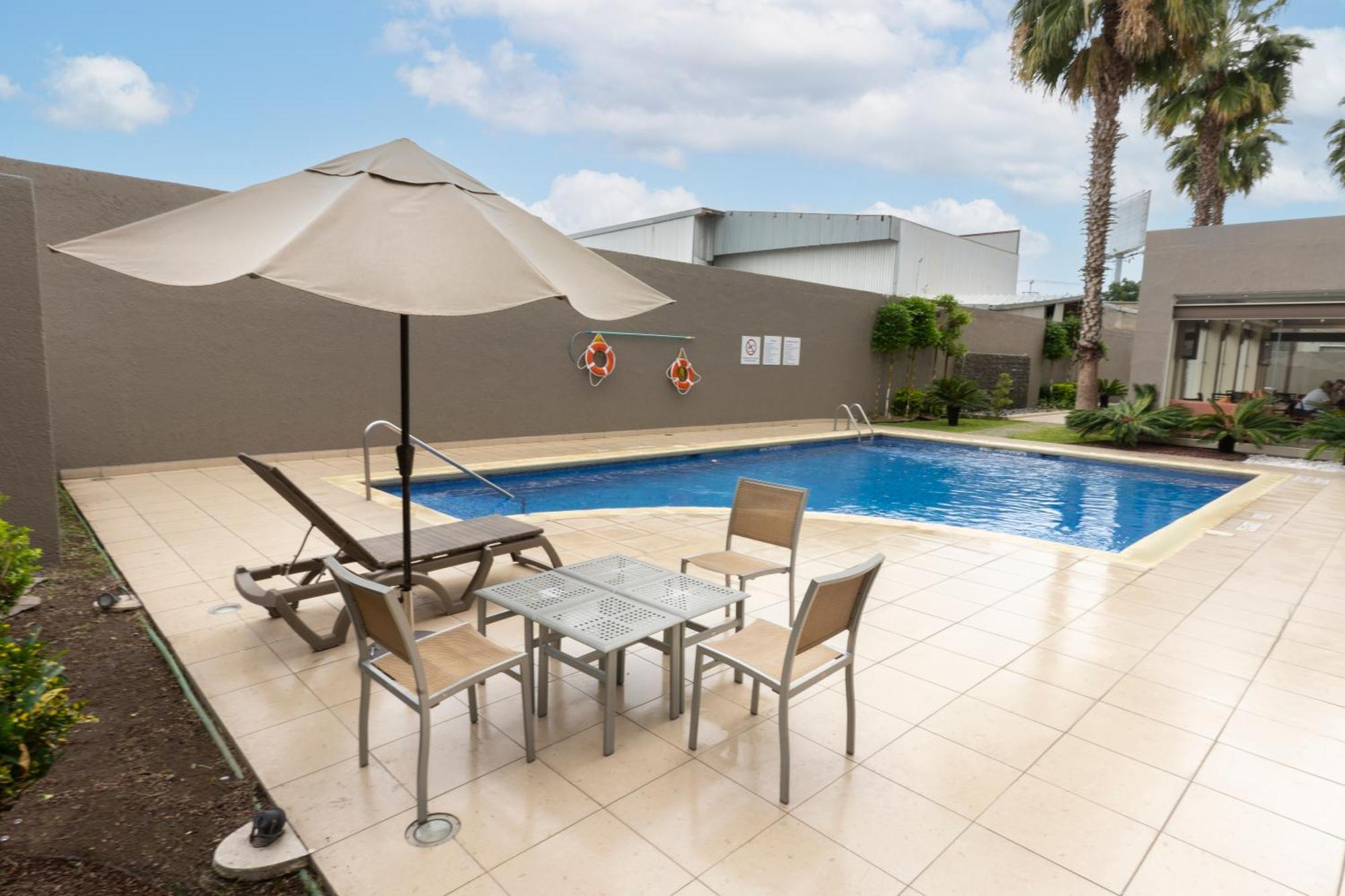 Holiday Inn Express Guadalajara Aeropuerto By Ihg Las Pintas ภายนอก รูปภาพ