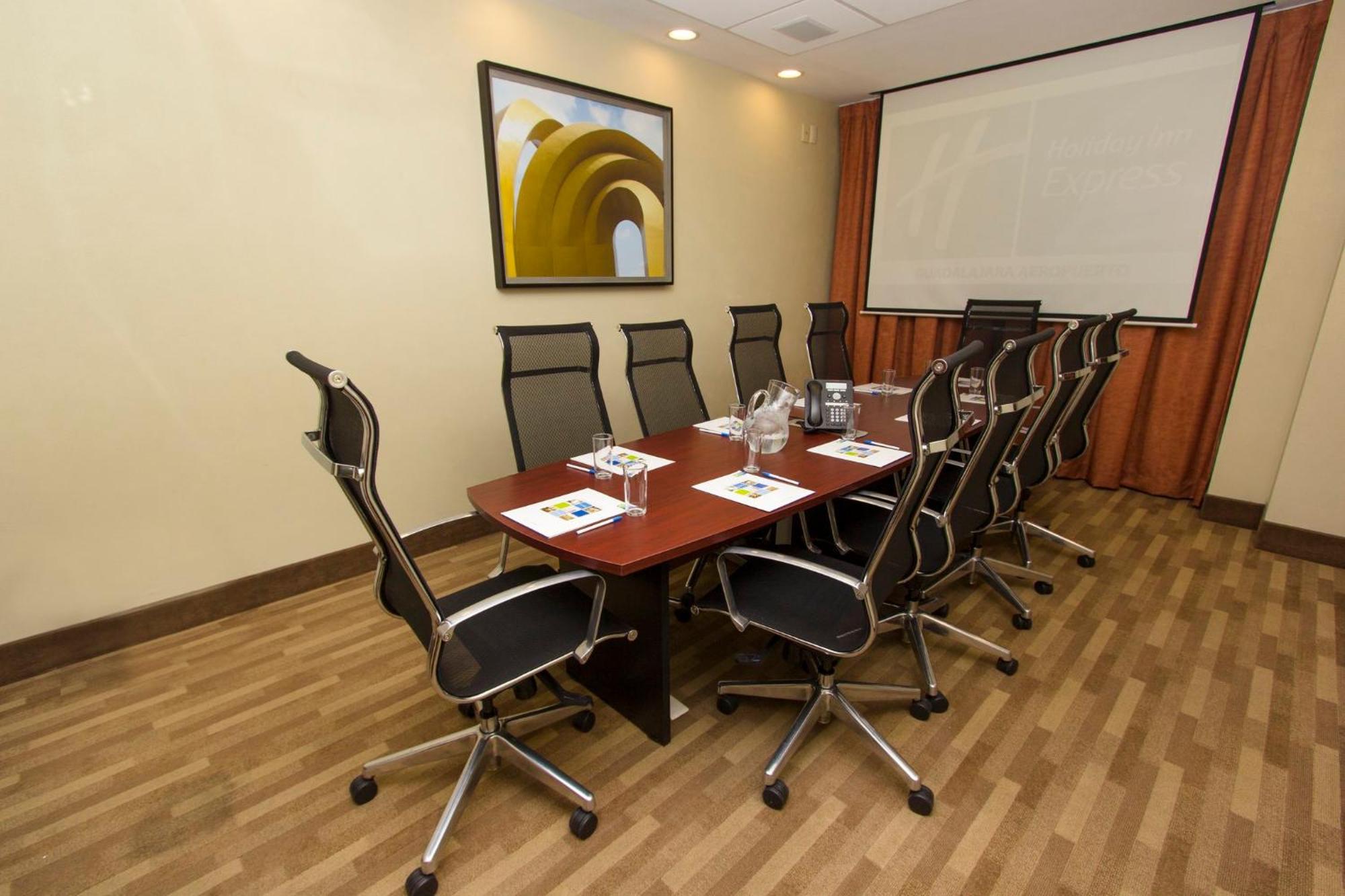 Holiday Inn Express Guadalajara Aeropuerto By Ihg Las Pintas ภายนอก รูปภาพ