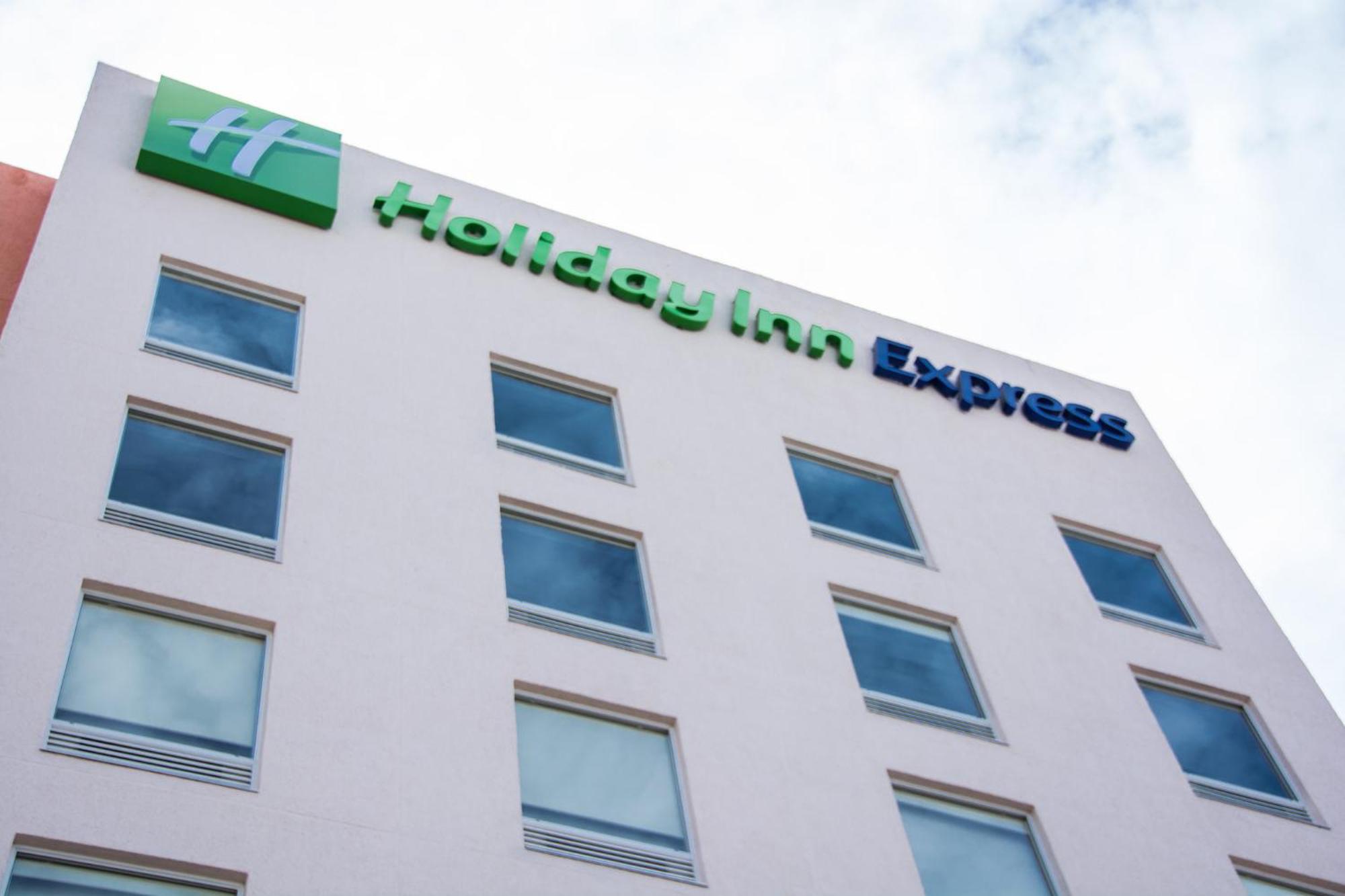 Holiday Inn Express Guadalajara Aeropuerto By Ihg Las Pintas ภายนอก รูปภาพ