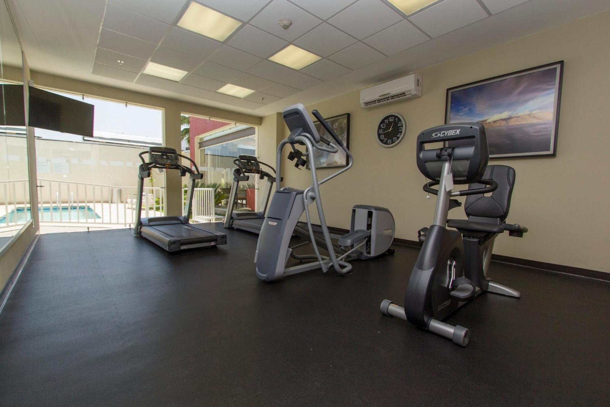 Holiday Inn Express Guadalajara Aeropuerto By Ihg Las Pintas ภายนอก รูปภาพ