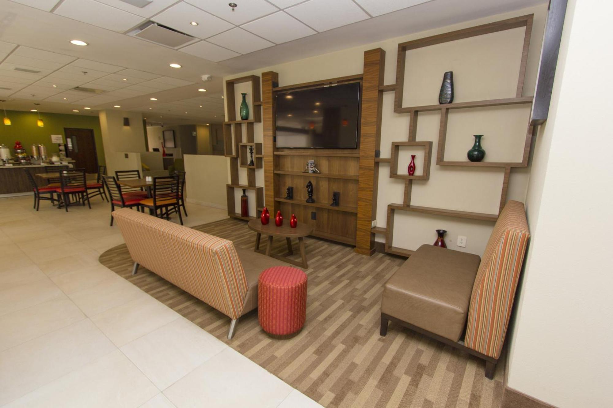 Holiday Inn Express Guadalajara Aeropuerto By Ihg Las Pintas ภายนอก รูปภาพ