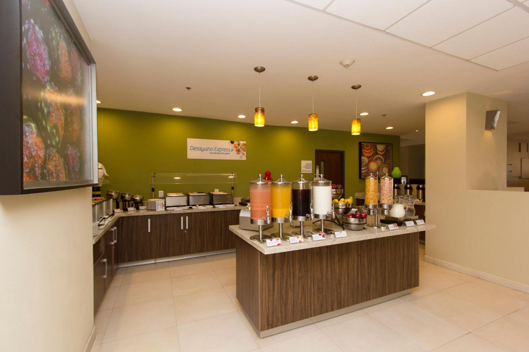 Holiday Inn Express Guadalajara Aeropuerto By Ihg Las Pintas ภายนอก รูปภาพ