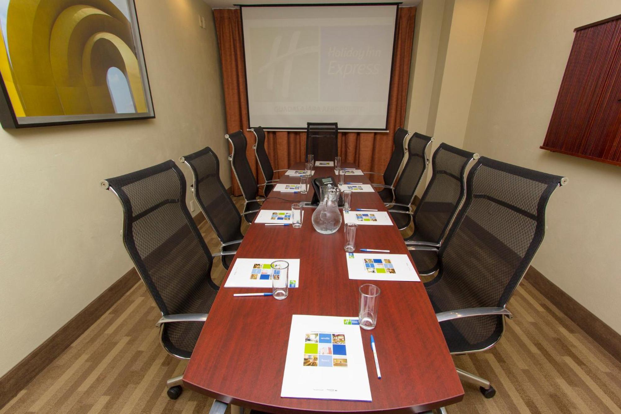 Holiday Inn Express Guadalajara Aeropuerto By Ihg Las Pintas ภายนอก รูปภาพ