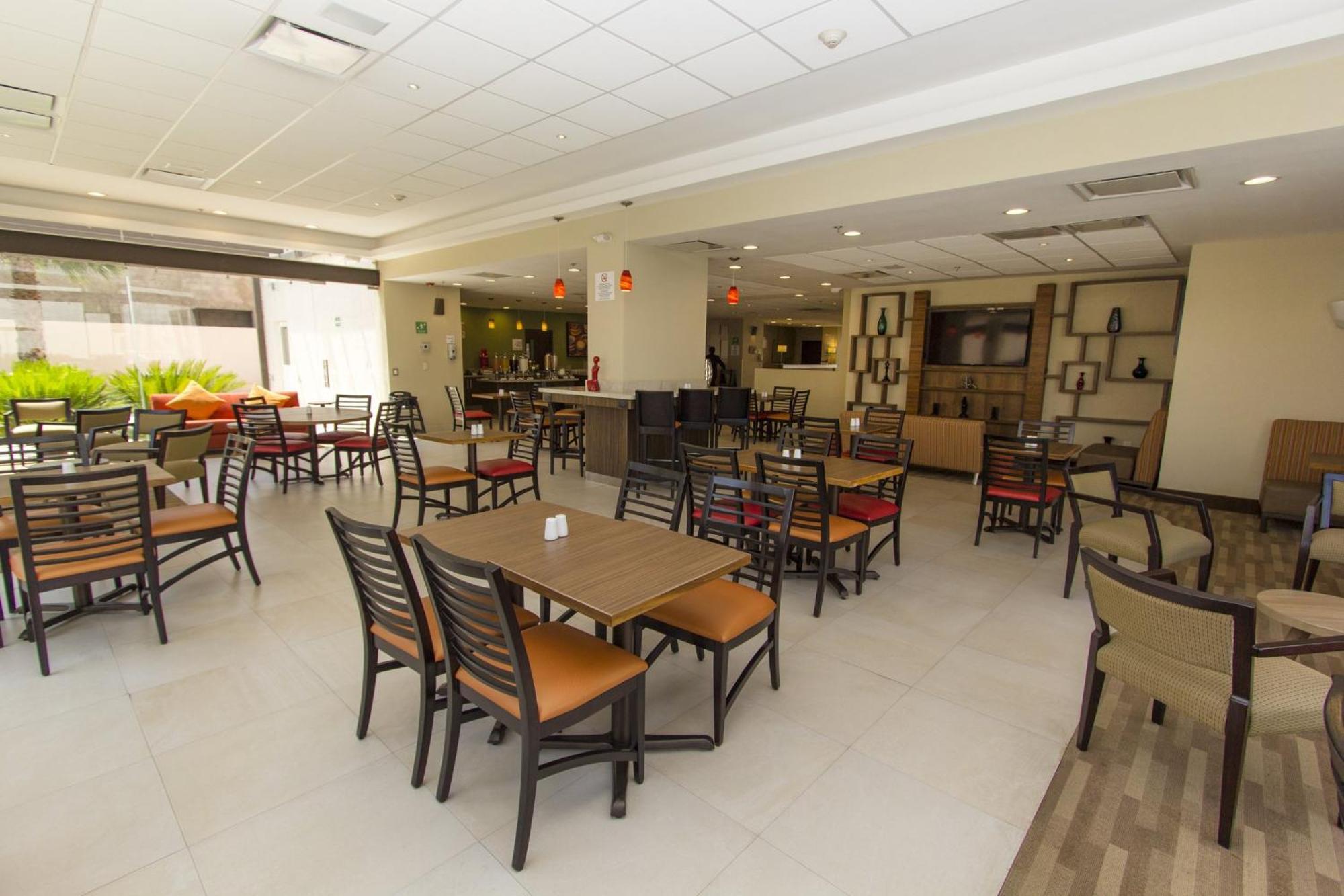 Holiday Inn Express Guadalajara Aeropuerto By Ihg Las Pintas ภายนอก รูปภาพ