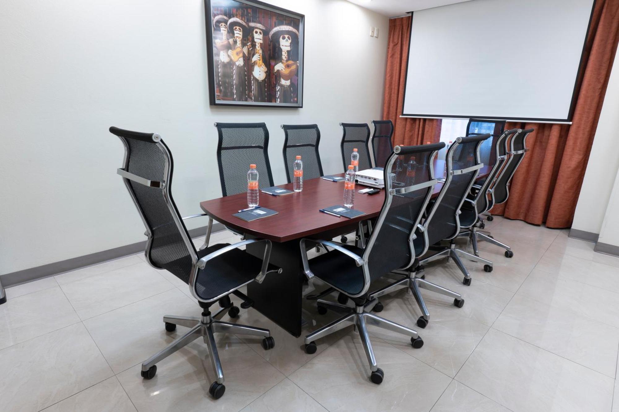 Holiday Inn Express Guadalajara Aeropuerto By Ihg Las Pintas ภายนอก รูปภาพ