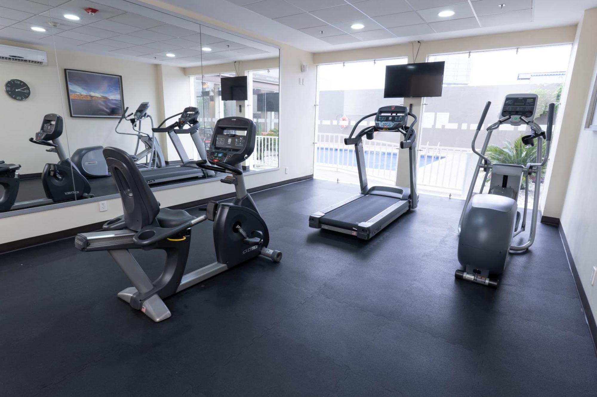 Holiday Inn Express Guadalajara Aeropuerto By Ihg Las Pintas ภายนอก รูปภาพ