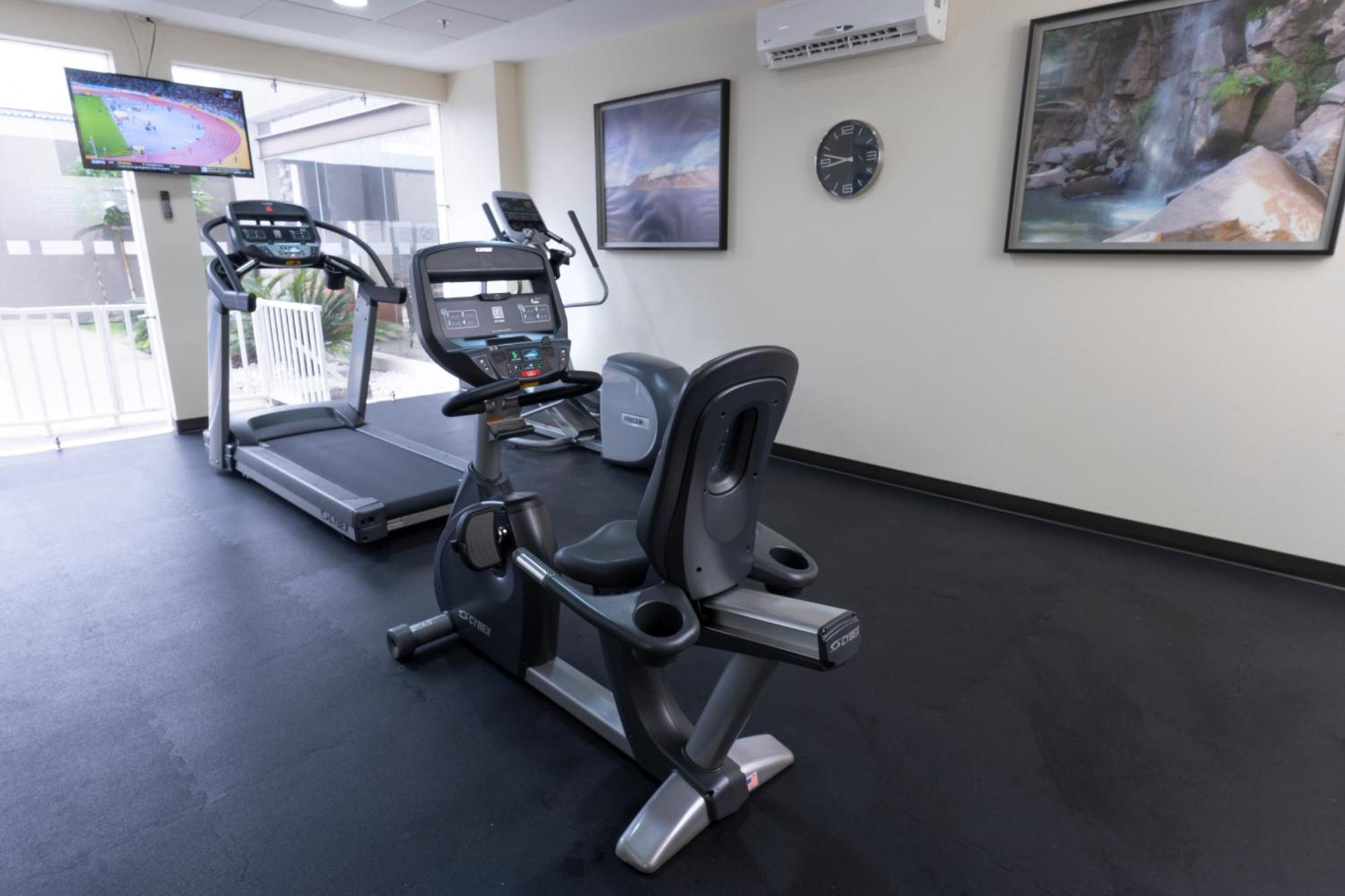 Holiday Inn Express Guadalajara Aeropuerto By Ihg Las Pintas ภายนอก รูปภาพ