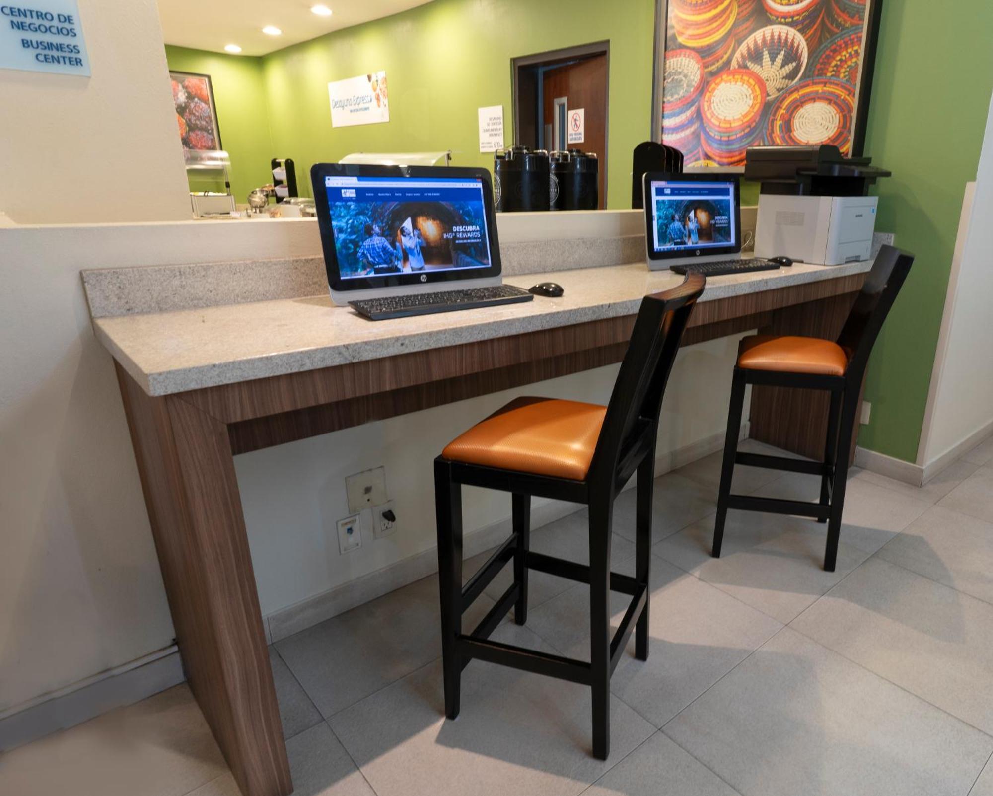 Holiday Inn Express Guadalajara Aeropuerto By Ihg Las Pintas ภายนอก รูปภาพ