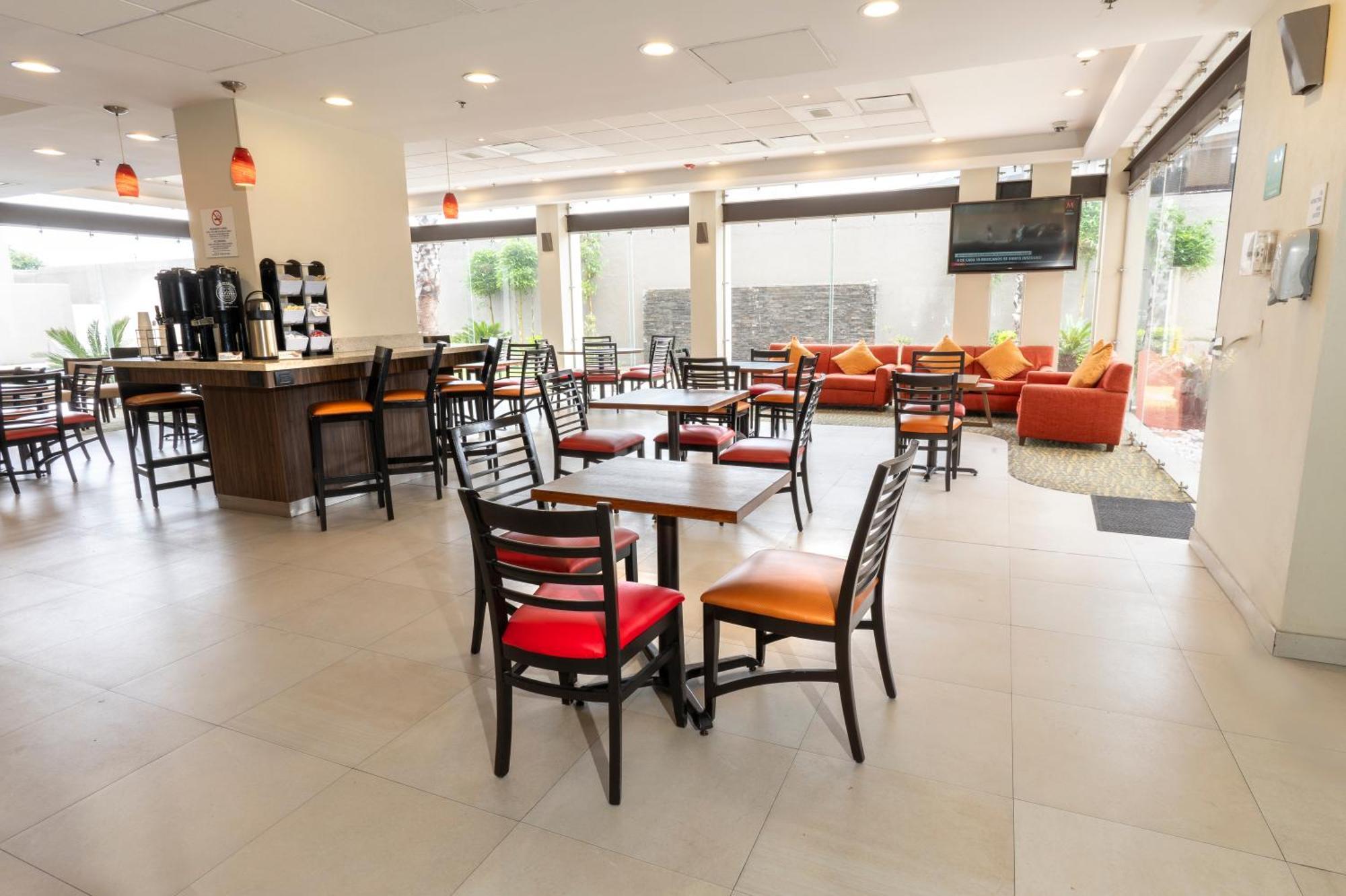 Holiday Inn Express Guadalajara Aeropuerto By Ihg Las Pintas ภายนอก รูปภาพ