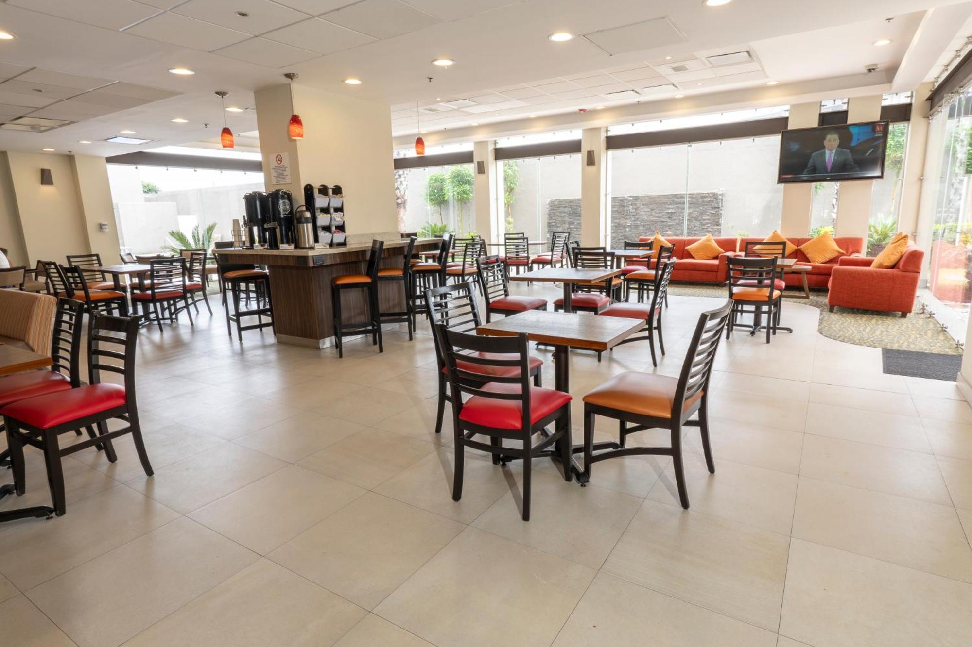 Holiday Inn Express Guadalajara Aeropuerto By Ihg Las Pintas ภายนอก รูปภาพ