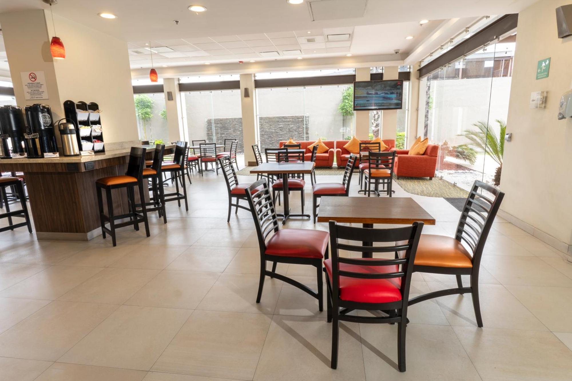 Holiday Inn Express Guadalajara Aeropuerto By Ihg Las Pintas ภายนอก รูปภาพ