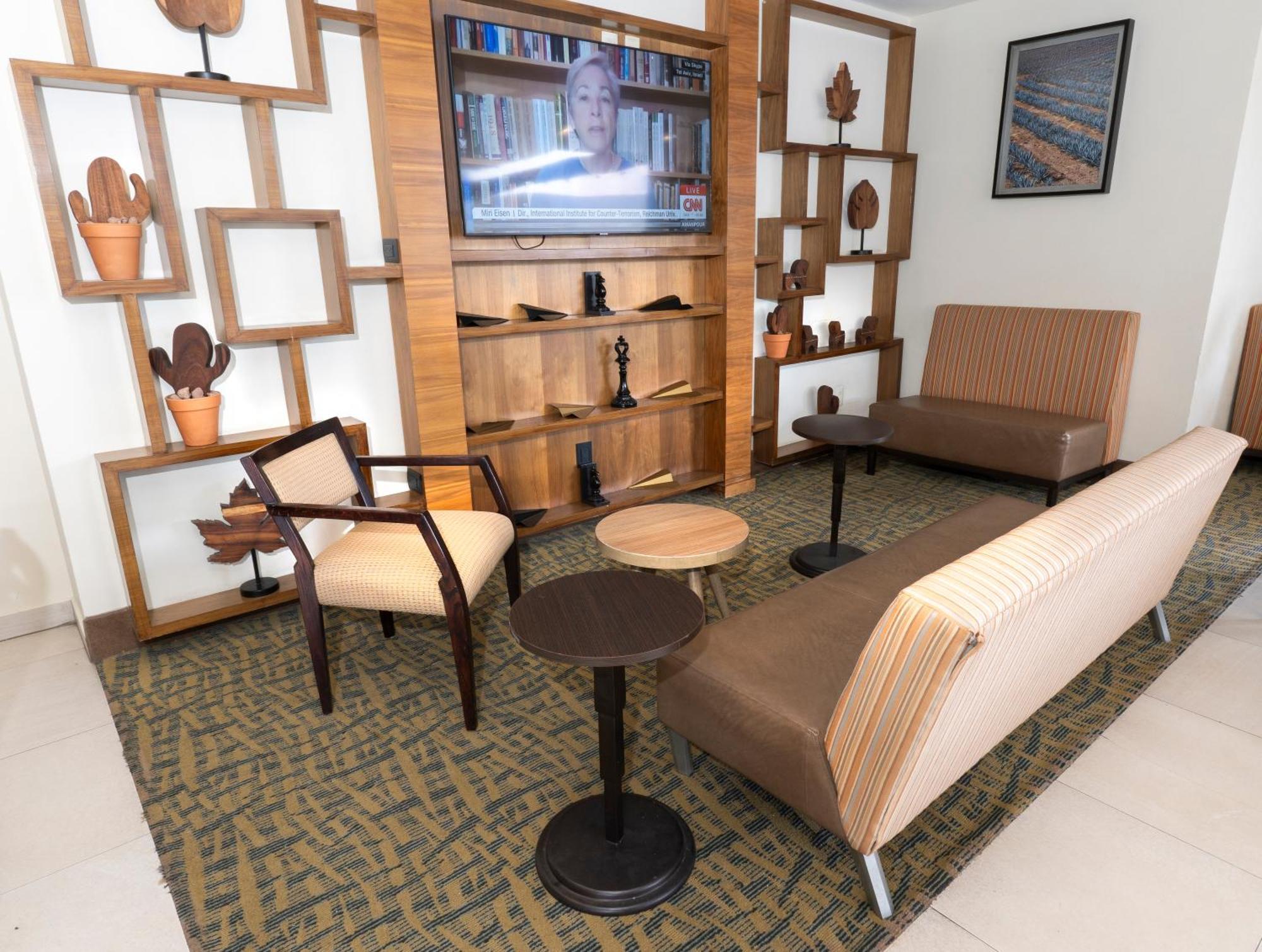 Holiday Inn Express Guadalajara Aeropuerto By Ihg Las Pintas ภายนอก รูปภาพ