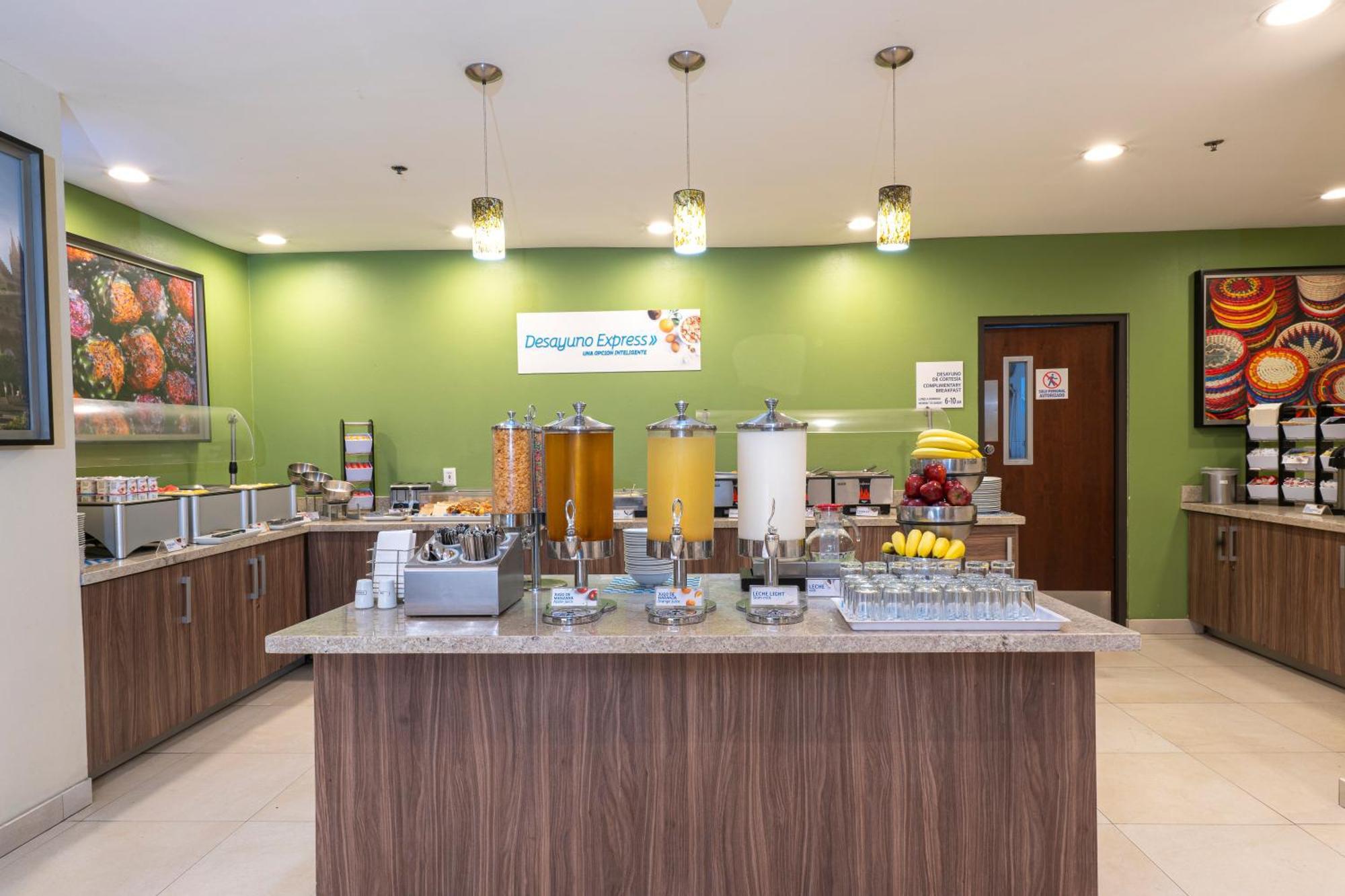 Holiday Inn Express Guadalajara Aeropuerto By Ihg Las Pintas ภายนอก รูปภาพ