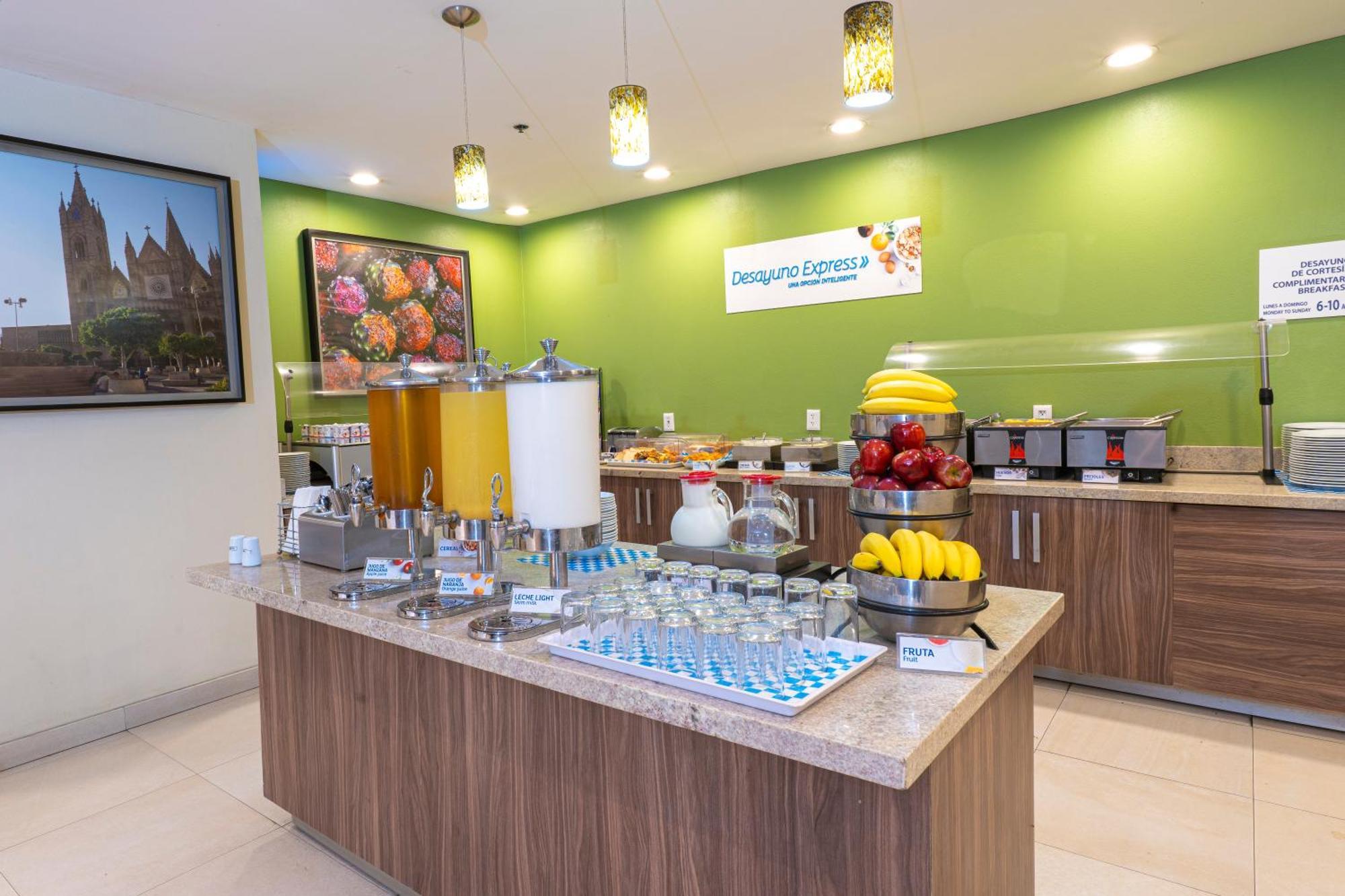 Holiday Inn Express Guadalajara Aeropuerto By Ihg Las Pintas ภายนอก รูปภาพ