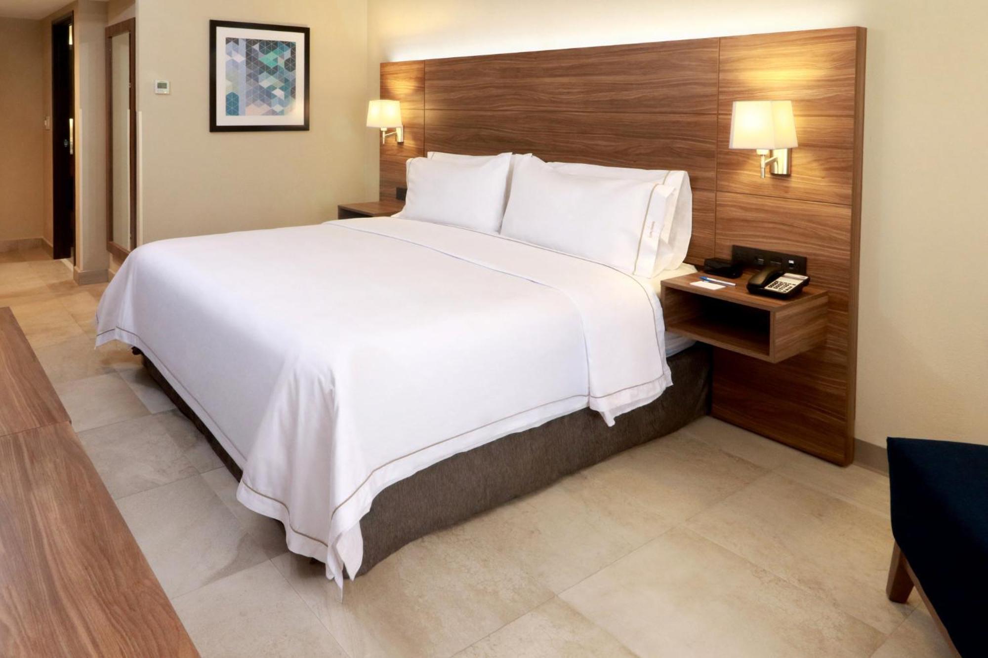 Holiday Inn Express Guadalajara Aeropuerto By Ihg Las Pintas ภายนอก รูปภาพ