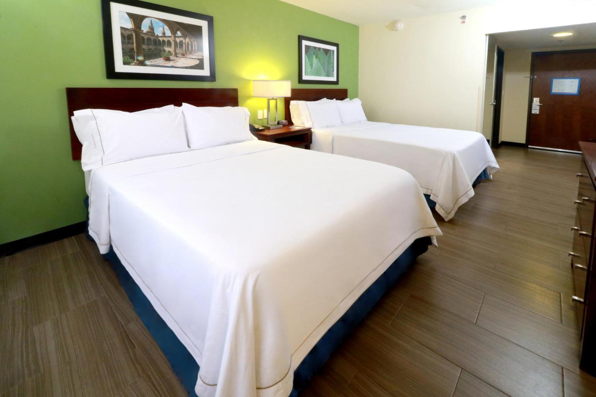 Holiday Inn Express Guadalajara Aeropuerto By Ihg Las Pintas ภายนอก รูปภาพ